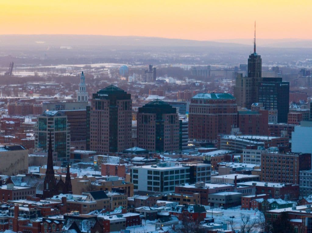 <h2 class="cms-H2-H2">8. Buffalo, Nueva York</h2>
<br>
<br>La tasa de migración de Buffalo aumentó en torno al 7%, con un crecimiento tanto del empleo como de los ingresos. Con una fuerte base en la asistencia sanitaria y la tecnología, Buffalo se está convirtiendo silenciosamente en una gran metrópoli del noreste. 
<br>
<br>“La ciudad se ha beneficiado de los esfuerzos de revitalización y de una vivienda asequible, con un precio medio de la vivienda muy por debajo de la media nacional, en torno a los $225,000 en 2025”, dice el estudio.
<br>