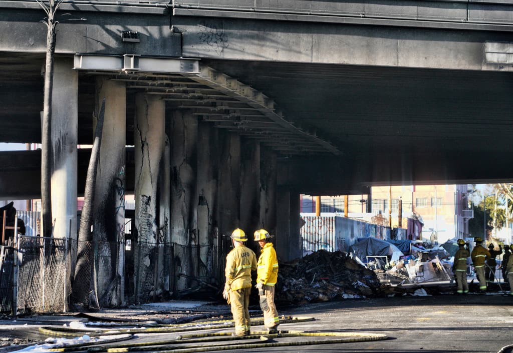 Como resultado del incendio, los carriles en dirección oeste y este de la autopista están cerrados entre Alameda Street y Santa Fe Avenue.