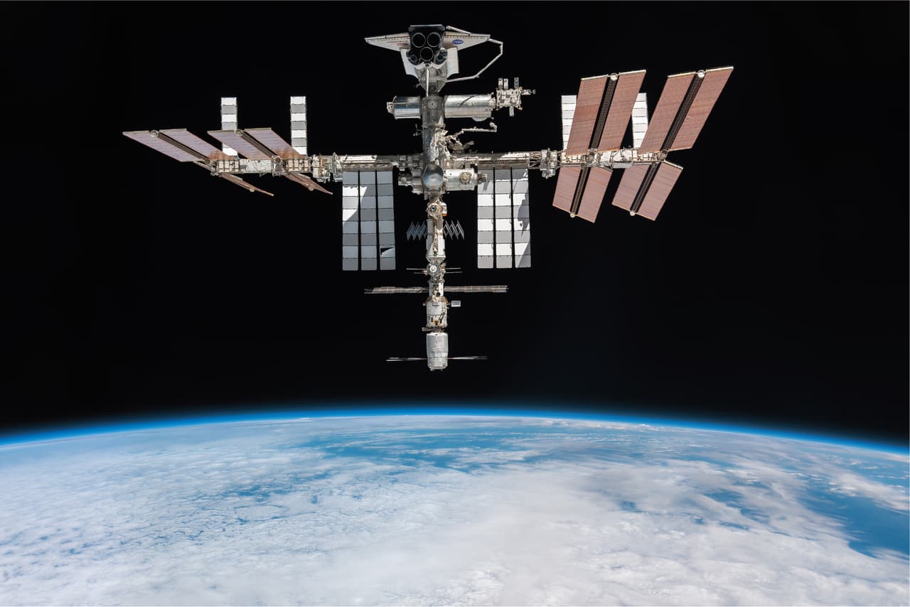 La estación Espacial Internacional con el transbordador espacial Endeavour en una de sus plataformas y al fondo el horizonte de la Tierra. El fotógrafo estadounidense Roland Miller y el astronauta italiano Paolo Nespoli se unieron para presentar ‘Espacio Interior’, una visión privilegiada de este laboratorio espacial con tomas realizadas en tierra antes de salir al espacio y en pleno desempeño en órbita. 
<a href="https://www.univision.com/noticias/trending/las-impresionantes-fotografias-que-tomo-la-astronauta-que-ha-pasado-mas-tiempo-en-el-espacio-fotos"><u>Vea aquí las fotografías de nuestro planeta que realizó la mujer que más tiempo ha pasado en el espacio.</u></a>