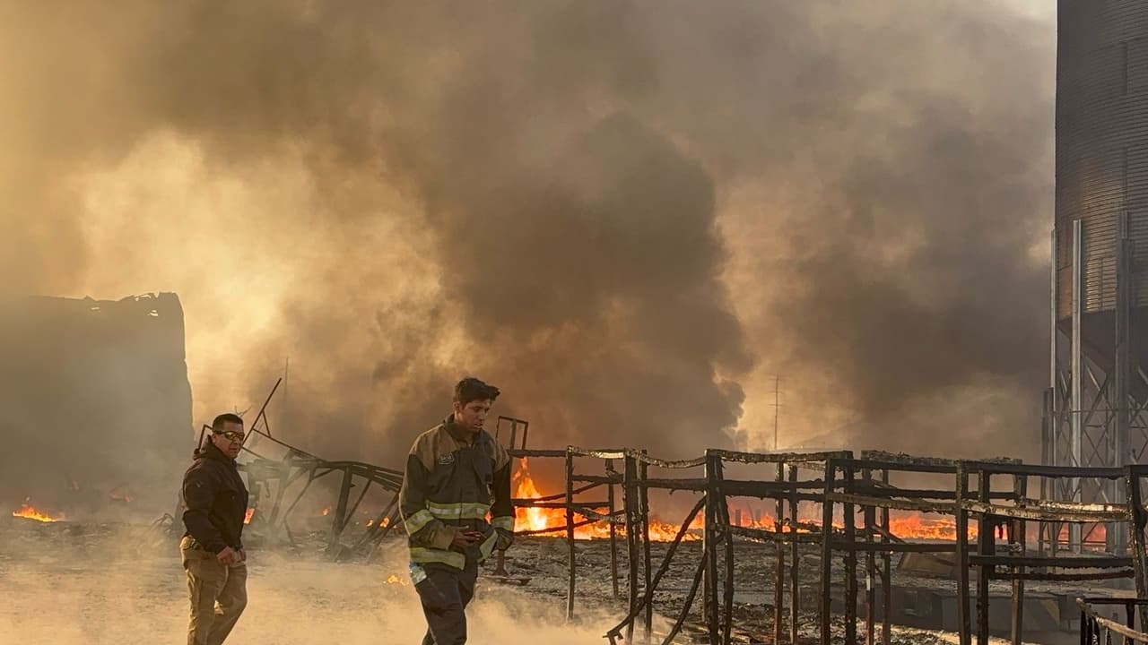 Un frente que atravesó Texas llegó hasta Monterrey donde provocó más de 200 incendios dejando estas imágenes catastróficas de los siniestros, algunos no han sido controlados completamente.