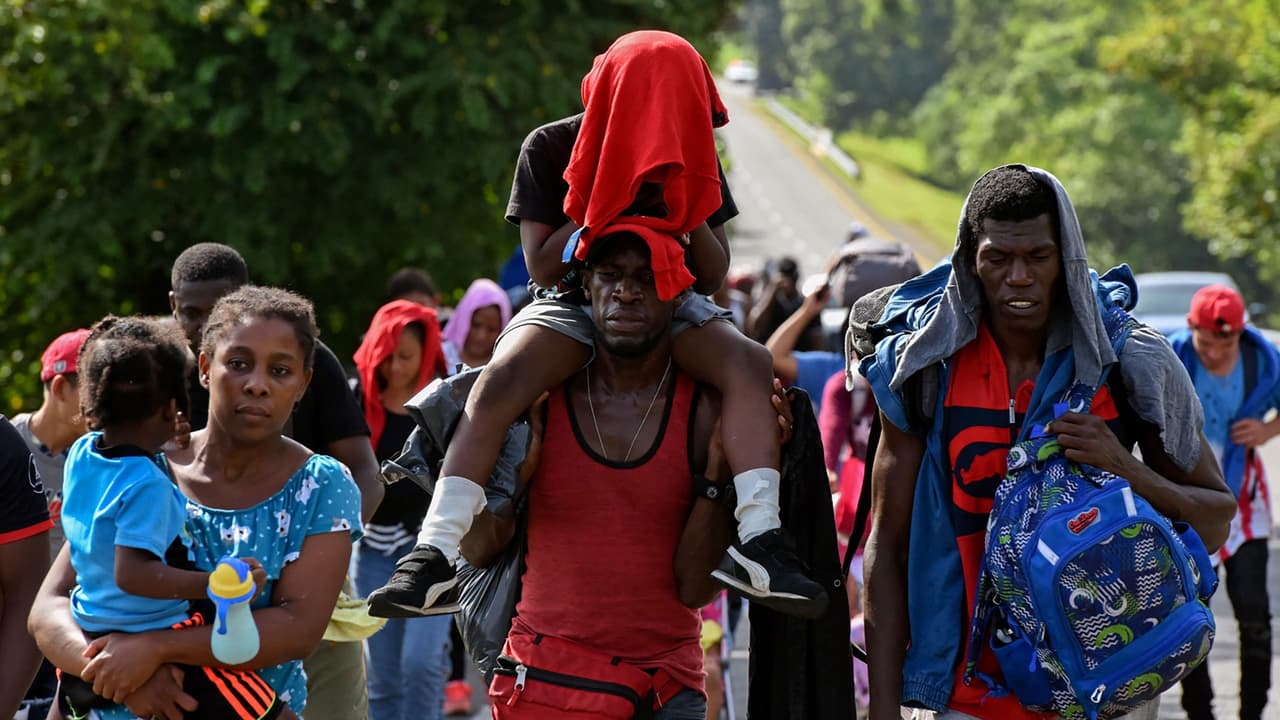 <b>En video.</b> Una de las caras más duras de la inmigración en Chile se puede ver estos días en el norte del continente: miles de migrantes haitianos han dejado el país sudamericano 
<a href="https://www.univision.com/noticias/inmigracion/crisis-migratoria-haitianos-frontera-eeuu">para buscar asilo en EEUU</a> por las dificultades para regularizar su situación, por la falta de empleo -sobre todo con los cierres de la pandemia del covid-19, y por la discriminación que sufren.