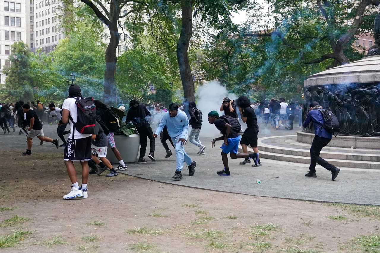 La Policía lanzó bombas de humo para dispersar a los jóvenes que participaban de los disturbios.