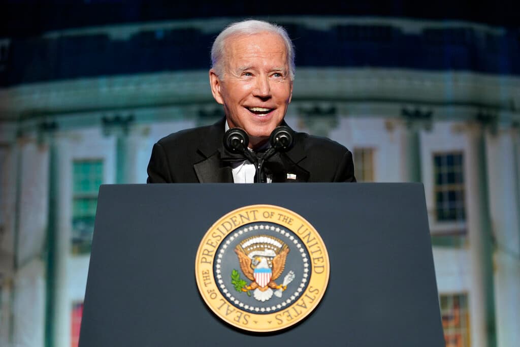 La gala anual de los corresponsales de la Casa Blanca 
<b>volvió a celebrarse este sábado con las bromas acostumbradas </b>sobre Washington, los periodistas que lo cubren y el liderazgo del presidente Biden, que hizo chistes sobre Trump e incluso sobre él mismo.