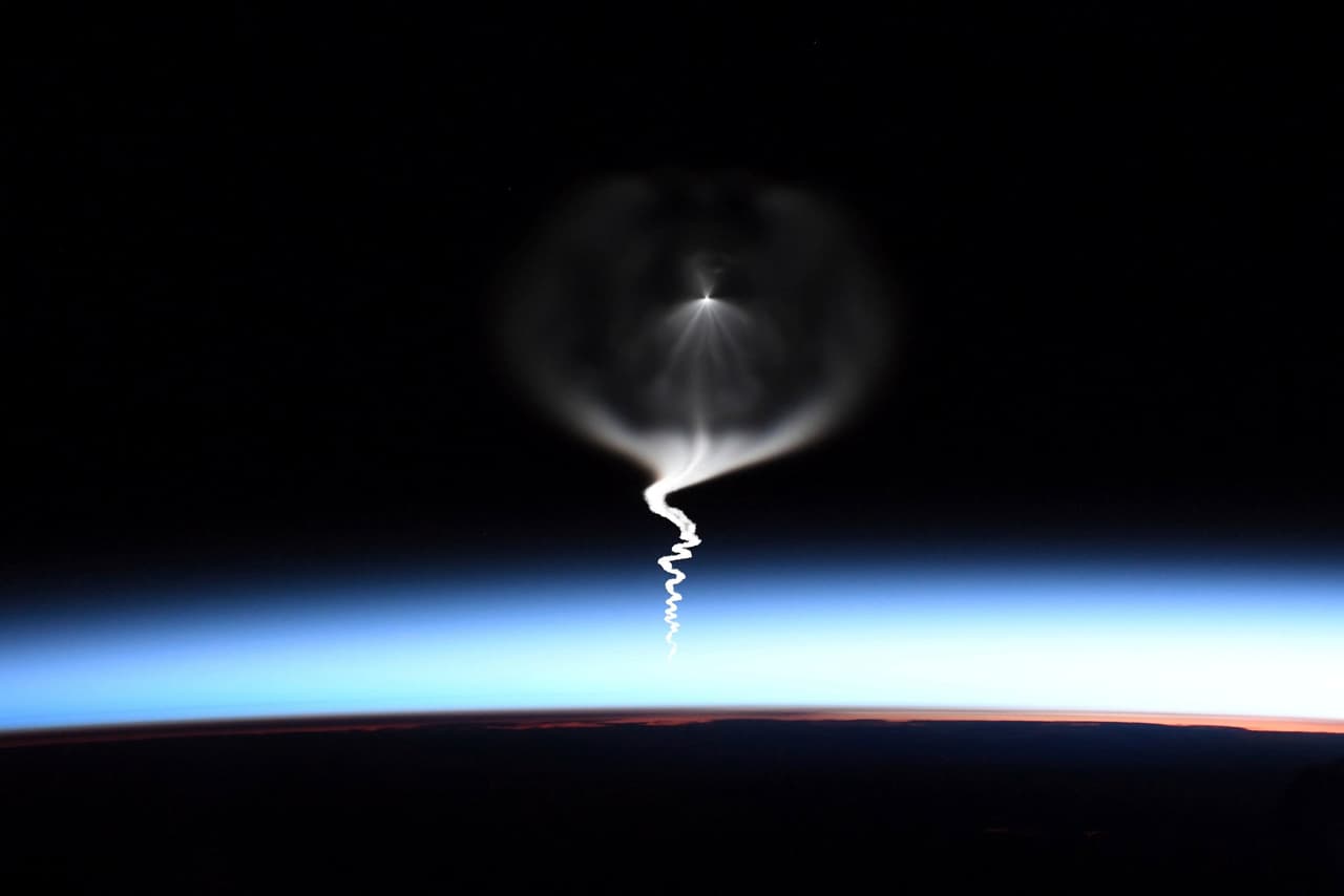 La astronauta fotografió el lanzamiento del cohete ruso Soyuz, que transportaba personal a la Estación Espacial Internacional. “Cómo se ve desde @Space_Station cuando tu mejor amiga logra su sueño de toda la vida de ir al espacio”, en referencia a la llegada de Jessica Meir a la estación, el 25 de septiembre de 2019.
