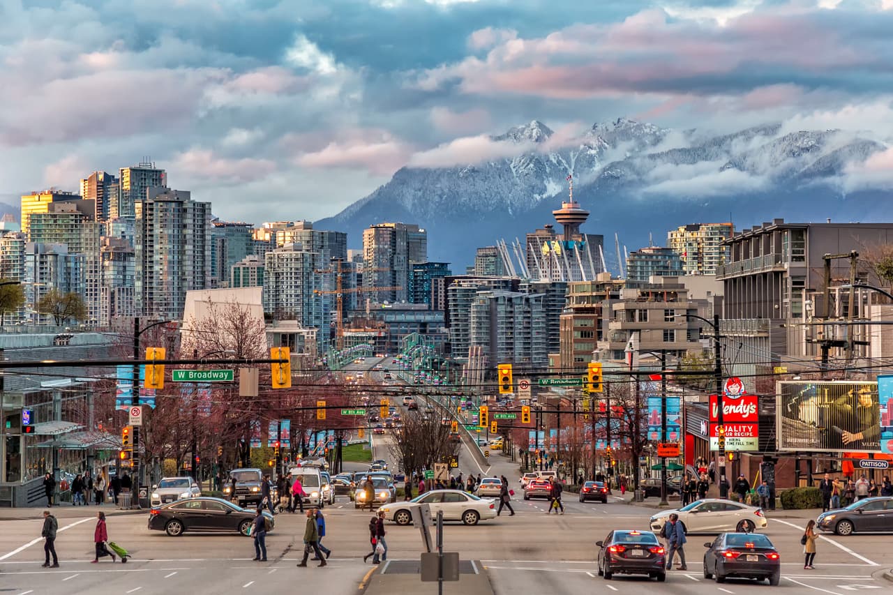 <b>Canadá.</b> La aplicación en el programa de inmigrantes inversionistas exige la inversión de alrededor de 900,000 dólares mantenida por un período de cinco años. Después de residir tres años en el país (y si habla inglés y/o francés, no tiene antecedentes penales y conoce la historia, los valores y las instituciones del país) puede solicitar la ciudadanía.
