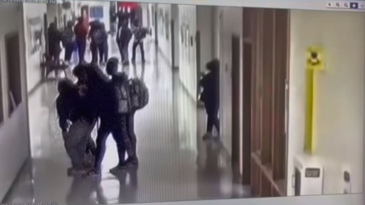 Un video difundido por 
<i><a href="https://www.facebook.com/profile.php?id=100068538127651" target="_blank">Dallas Crime Breaking News</a></i> muestra el momento exacto en que
<b> <a href="https://www.univision.com/local/dallas-kuvn/tiroteo-wilmer-hutchins-dallas-arresto-joven-17-anos-fianza-600-mil" target="_blank">un joven entra armado a Wilmer Hutchins High School y abre fuego en uno de los pasillos</a></b>, la tarde del martes 15 de abril.