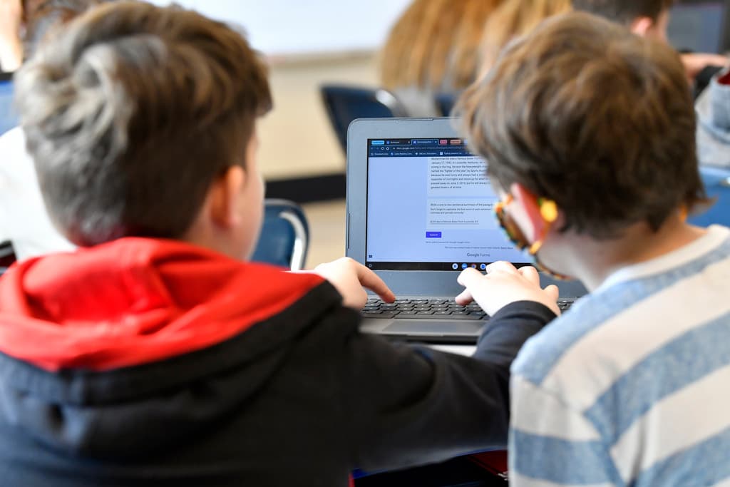 <h2 class="cms-H2-H2"><b>Ganancias de niños ‘influencers’</b></h2>
<br>
<br>Los creadores de contenido infantil que operan de forma independiente o como parte de los canales de contenido monetizado de sus padres o tutores deberán tener una parte de las ganancias reservada en un fideicomiso.
<br>