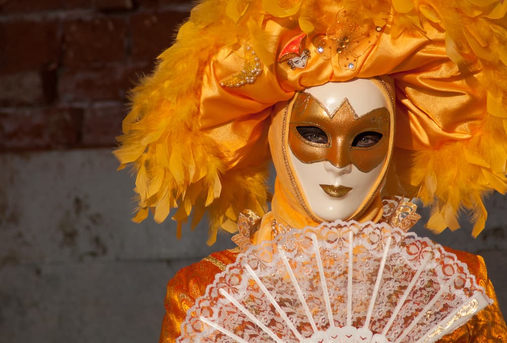 También puedes optar por usar un simple traje de baño y pintarte todo el cuerpo de dorado, los cabellos de blanco y la cara muy maquillada, pero si hay frío te vas a congelar. Eso sí, tu traje debe ser vistoso, que llame la atención, no te limites a envolverte en una sábana y ponerte un antifaz. ¡Claro, así también te divertirás muchísimo!, pero si lo que quieres es impactar usa algo fuerte, de estilo.