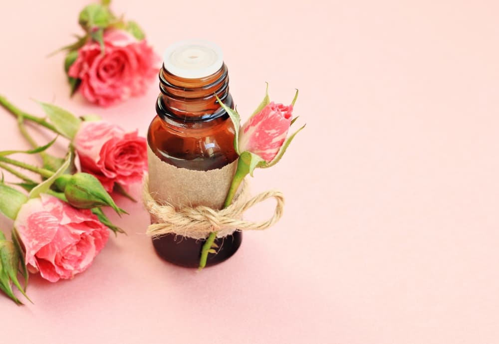 Consíguete un poco de aceite o esencia de rosas, símbolo del amor y la pasión.
