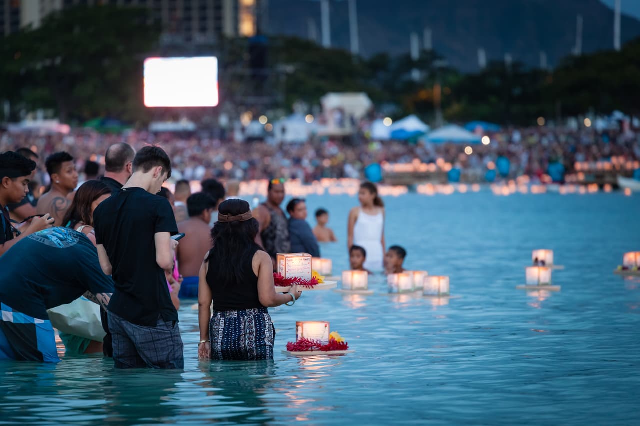 Honolulu, Hawái es la 13 ciudad más feliz en Estados Unidos.
<br>
<br>Puntaje: 49.92/72.39.
<br>Rango de entretenimiento y recreación: 6/182.
<br>Rango de vida nocturna y fiestas: 18/182.
<br>Rango de costos: 158/182. 
<br>
<br>Honolulu es una de las 6 ciudades de Estados Unidos con más festivales per cápita.