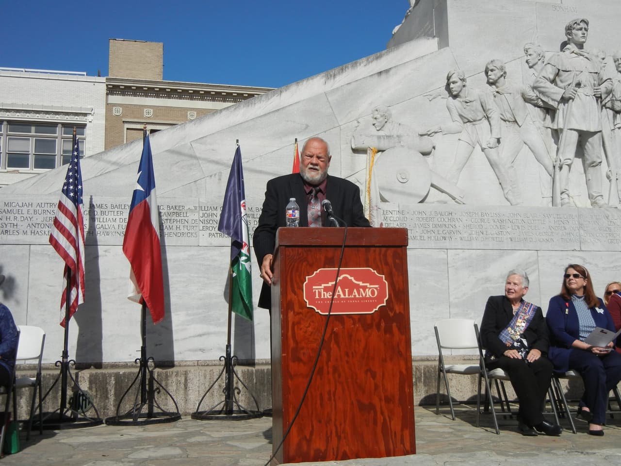 <h2 class="cms-H2-H2">San Jacinto Victory Celebration</h2>
<br>
<ul>
 <li class="li1">Cuándo: 26 de abril</li>
</ul> 
<ul>
 <li class="li1">Hora: 10:00 horas - 11:30 horas</li>
</ul> 
<ul>
 <li class="li1">Dónde: Alamo Plaza</li>
</ul> 
<ul>
 <li class="li1">Qué es: Un evento histórico sobre la batalla de San Jacinto, con invitados de la milicia y la política de San Antonio.</li>
</ul> 
<ul>
 <li class="li1">Costo: Gratis</li>
</ul>