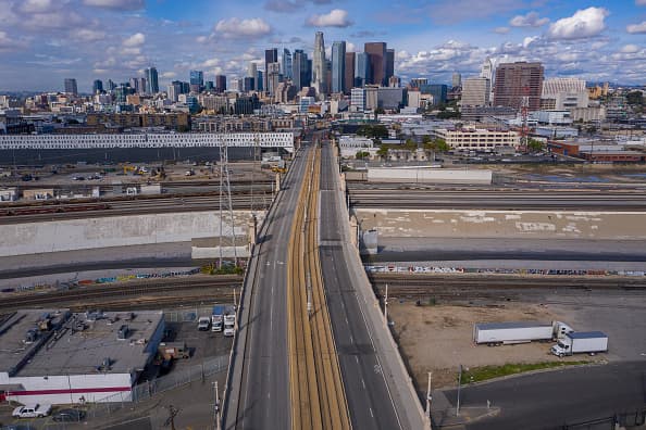 Para los angelinos, la estampa desolada al este de la calle primera en 
<a href="https://www.univision.com/local/los-angeles-kmex/">Los Ángeles</a> no pareció real. Sin emabrgo, así estuvo por varias semanas tras la declaración de la crisis de salud y la orden "Más Seguros en Casa" en el estado.
<br>