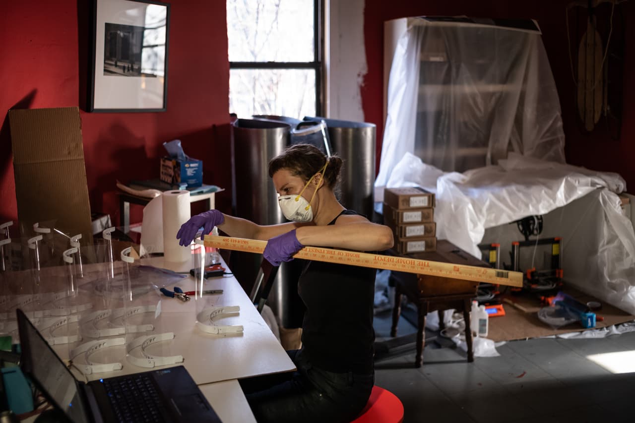 <b>Protección contra el coronavirus hecha en casa. </b>La artista Luba Drozd instaló una fábrica de máscaras sintéticas para proteger al personal médico del coronavirus en Brooklyn, Nueva York. Gracias a una campaña de recaudación de fondos en línea compró las impresoras 3D con las que fabrica estos insumos para el personal médico que trabaja directamente con enfermos de covid-19. 27 de marzo.