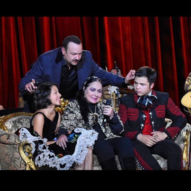 Tres generaciones juntas, ese fue el título con el que Pepe Aguilar publicó esta fotografía en sus redes sociales.