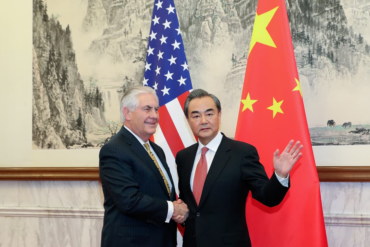 <b>Día 58/Marzo 18.</b> El secretario de Estado, 
<b><a href="http://www.univision.com/temas/rex-tillerson">Rex Tillerson</a></b>, aseveró en Pekín que 
<b><a href="http://www.univision.com/noticias/politica/tillerson-afirma-en-china-que-en-la-peninsula-coreana-se-llego-a-un-nivel-de-tension-bastante-peligroso">los gobiernos de Estados Unidos y China están de acuerdo en un punto: la tensión en la península coreana ha alcanzado un nivel "bastante peligroso"</a></b> y ello demanda hacer "todo lo posible" para evitar un conflicto. "Creo que compartimos la opinión de que las tensiones en la península son ahora bastante altas y de que las cosas han alcanzado un nivel bastante peligroso", afirmó Tillerson en rueda de prensa tras reunirse en con el ministro chino de Asuntos Exteriores, Wang Yi.