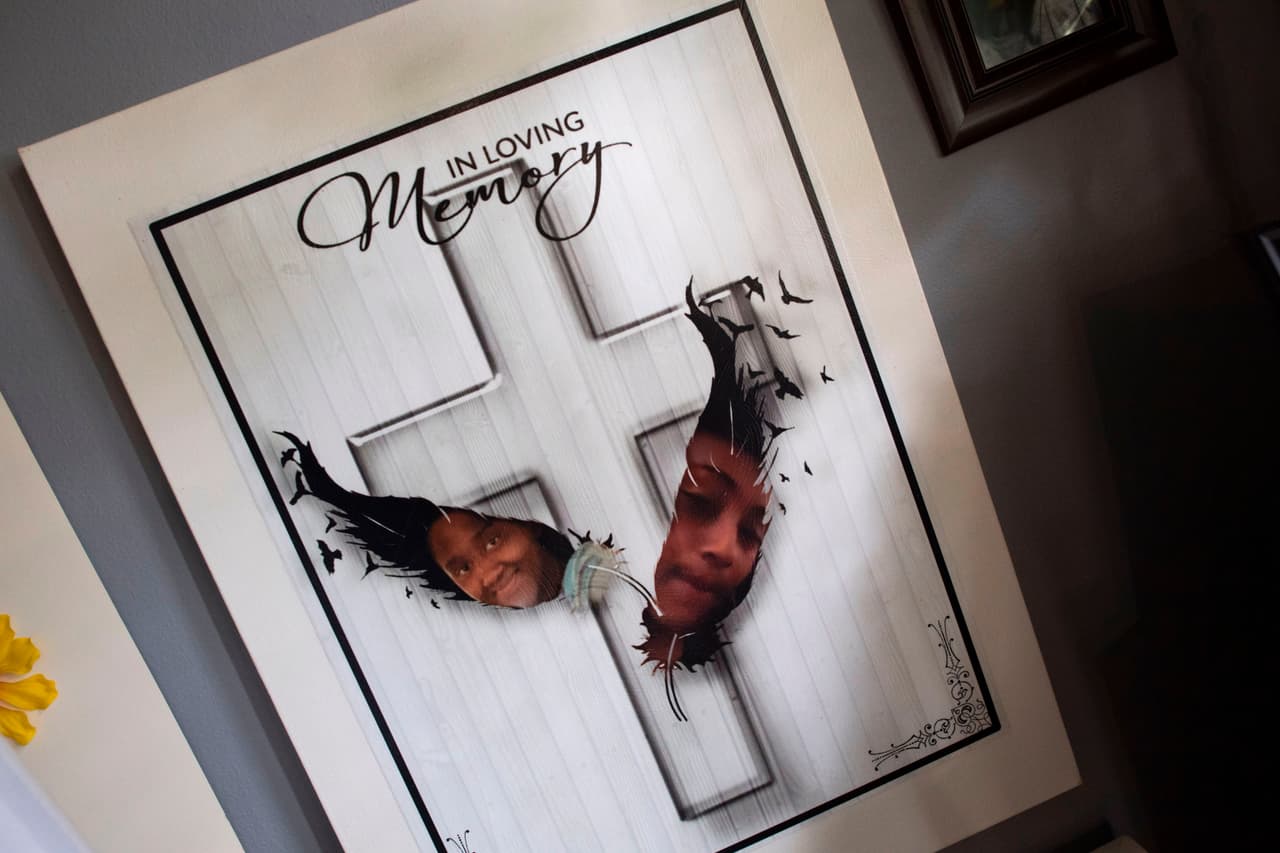 Con este memorial, Robert Mickens recuerda a su hija Nisa y a su amiga Kayla Cuevas. (Don Emmert/AFP/Getty Images)