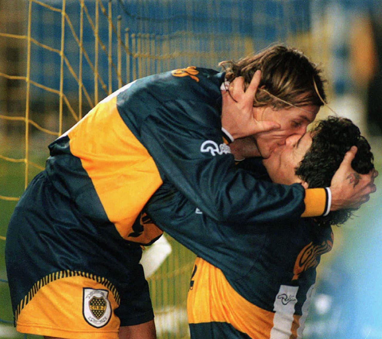 Maradona durante una celebración con su compañero del Boca Juniors Claudio Caniggia, en 1996. Luego de la sanción de 1994, fue fichado por el tradicional equipo de Buenos Aires y allí se retiró en 1997.
<br>
