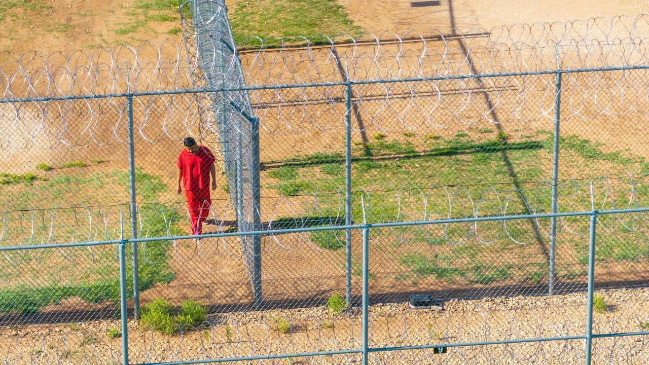 <h3 class="cms-H3-H3">¿Y qué dicen los defensores de migrantes? </h3>
<br>Grupos de derechos civiles han advertido 
<b>sobre el uso de etiquetas como “terroristas” sin procesos justos ni evidencia clara.</b> También critican el intento del gobierno de usar leyes antiguas para acelerar deportaciones sin dar espacio a defensas legales. Algunos abogados consideran que 
<b>el traslado a otro centro busca evadir cortes donde los migrantes tenían más oportunidades de apelar su caso.</b>