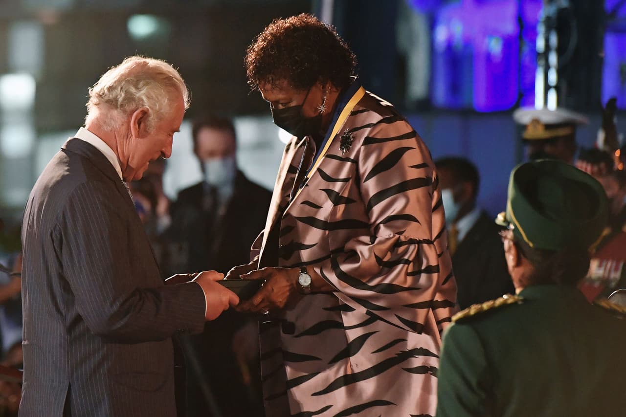 Sandra Mason otorga al Príncipe Carlos la Orden de la Libertad de Barbados durante, durante la ceremonia.
<br>
<br>La isla no necesitaba permiso del Reino Unido para convertirse en república, aunque seguirá siendo miembro de la Mancomunidad Británica. 
<br>
<br>Es un evento que el Caribe no ha experimentado desde la década de 1970, cuando Guyana, Dominica y Trinidad y Tobago se convirtieron en repúblicas.
<br>