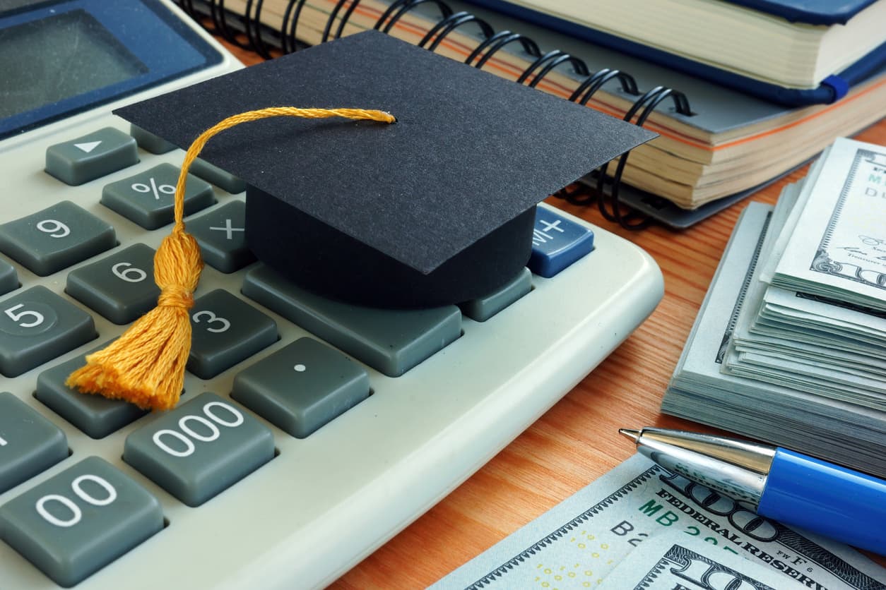 <h3 class="cms-H3-H3">5.- <b>Servicio militar</b></h3>
<br>
<br>El servicio al país viene con una gran cantidad de beneficios educativos, incluidos varios programas de pago de préstamos estudiantiles. 
<br>
<br>Los soldados en servicio activo en el Ejército, por ejemplo, son elegibles para una cancelación de hasta $65,000 si aceptan tres años de servicio. Lo mismo sucede para aquellos que se alistan en la Armada. 
<br>
<br>Los miembros de las fuerzas armadas también son elegibles para el PSLF.