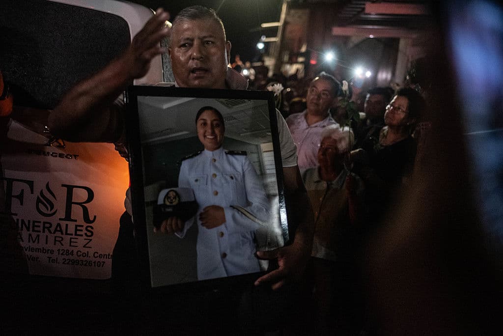 <b>América Yamileth Sánchez</b> era 
<b>la primera mujer militar en su familia</b>. Se formó con sus padres, 
<b>el policía estatal Cosme Sánchez</b> y 
<b>la protesista dental Rocío Hernández</b>.
<br>
<br>
<b><a href="https://www.univision.com/local/nueva-york-wxtv/dolor-en-veracruz-por-la-cadete-que-murio-en-el-choque-del-buque-escuela-cuauhtemoc-con-el-puente-de-brooklyn-fotos" target="_blank">En su colonia y más allá, la recuerdan</a></b> como 
<b>una estudiante y nadadora</b> 
<b>sobresaliente</b>.
<br>
<br>"Me la voy a llevar en el corazón. 
<b>Mi hija es un orgullo para todo México</b>, 
<b>para todo el mundo</b>. Gracias a todos por estar aquí acompañándonos", dijo el lunes su papá, presumiendo
<b> la foto de la cadete en su uniforme de gala</b>.