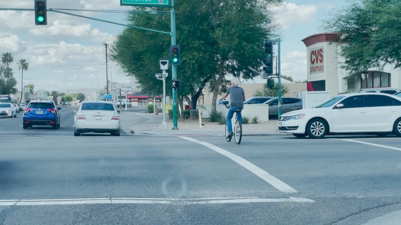 <b><a href="https://www.cliqproducts.com/blogs/news/the-most-dangerous-cities-for-cyclists" target="_blank">Phoenix está en el lugar 16</a></b>
<a href="https://www.cliqproducts.com/blogs/news/the-most-dangerous-cities-for-cyclists" target="_blank"> entre las más peligrosas para los ciclistas.</a> Pero más peligrosa aún es 
<b>Tucson que ocupa el lugar número 10.</b> En la lista también figuran 
<b>Gilbert en el lugar 17</b>, 
<b>Chandler en el 19</b>, 
<b>Mesa en el 24, Glendale en el 37</b> y 
<b>Scottsdale en el número 80.</b>
<br>