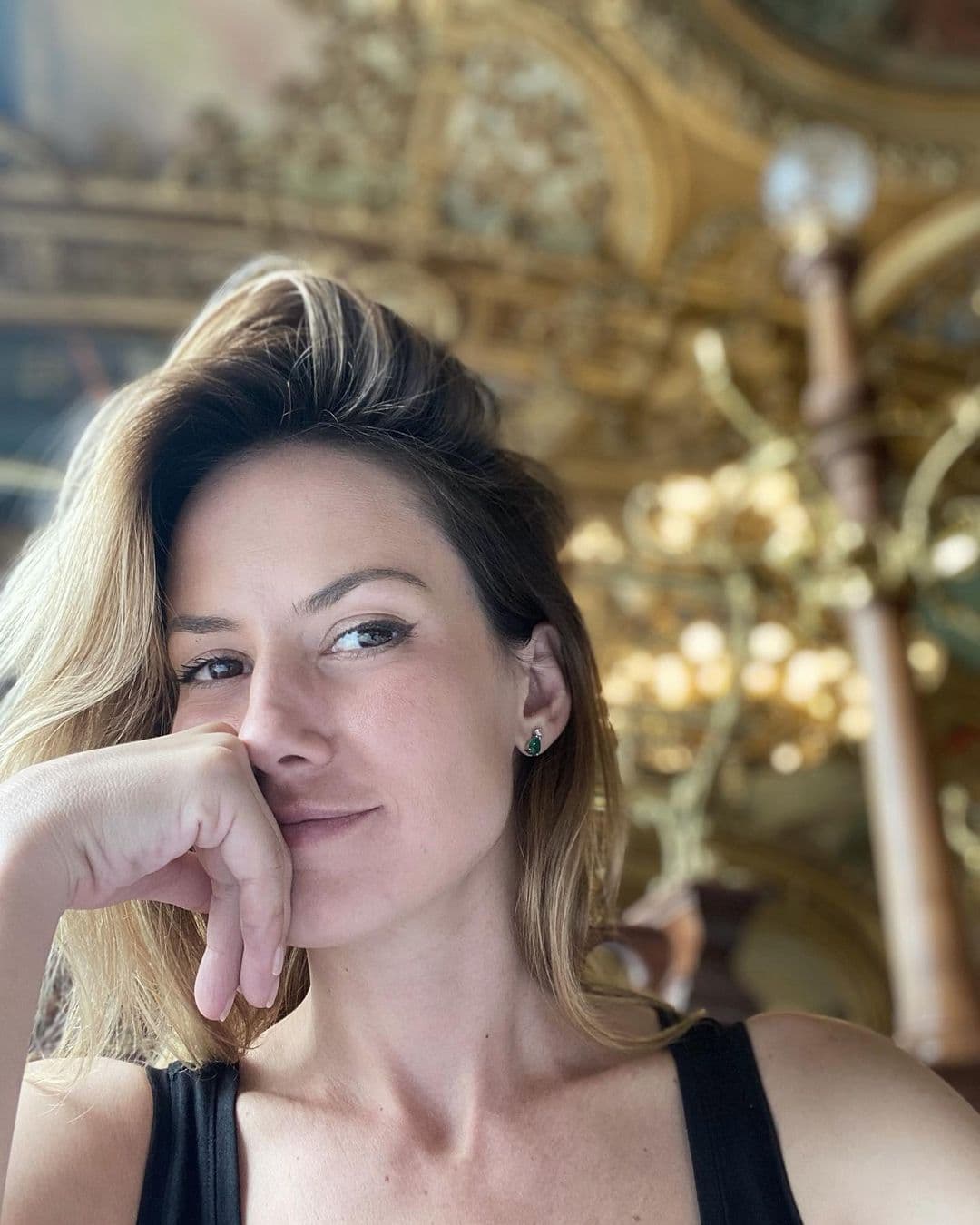 "Es súper inteligente, tiene un carácter padrísimo", expresó Jarabo sobre Frèdèric García. La actriz también contó que su familia quedó encantada al conocerlo, "vieron que es alguien que está al pendiente de mí, que me cuida".