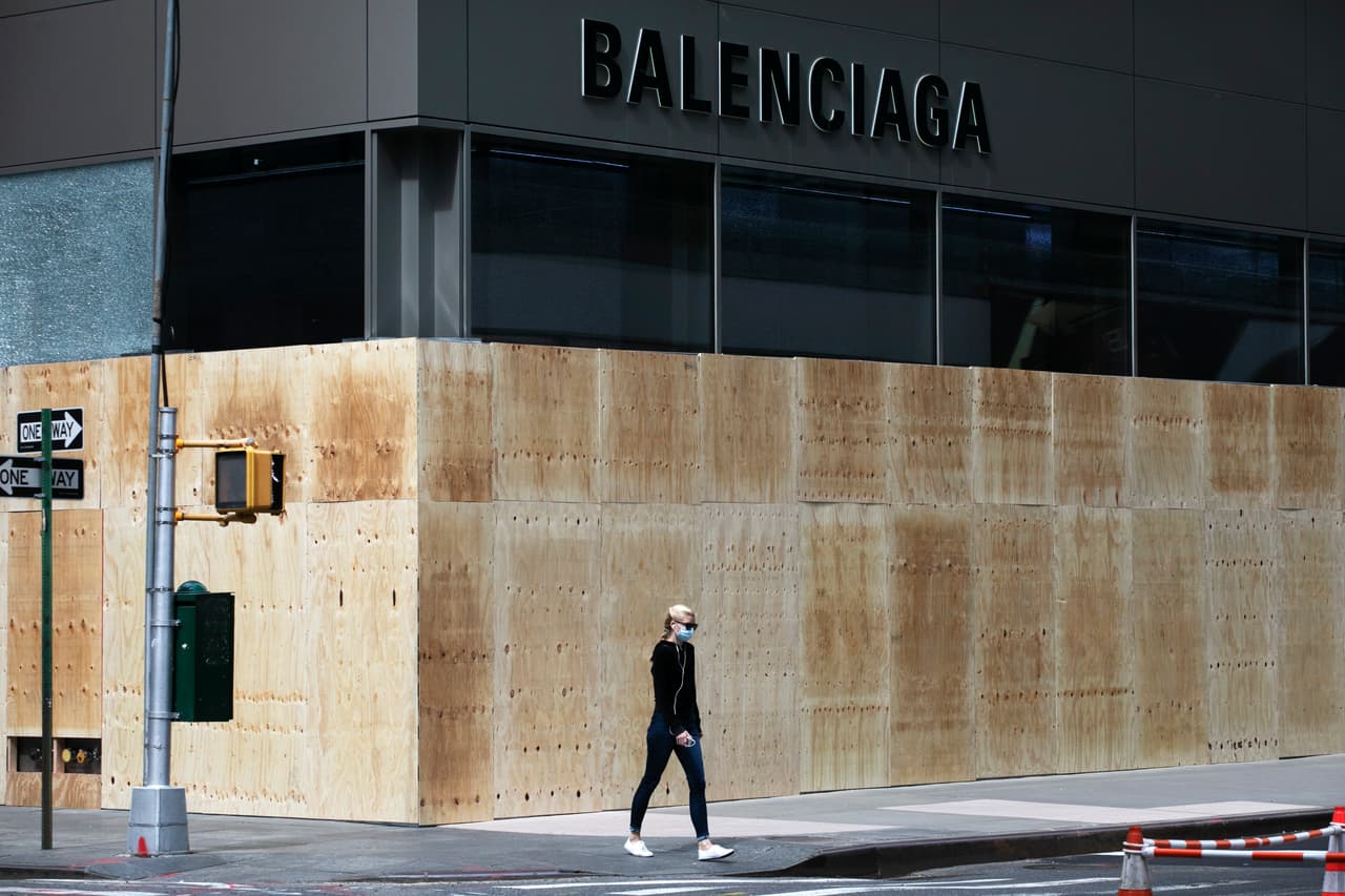 Niños. osos de peluche y accesorios sexuales: Balenciaga se disculpa por una polémica campaña de bolsos para las fiestas
