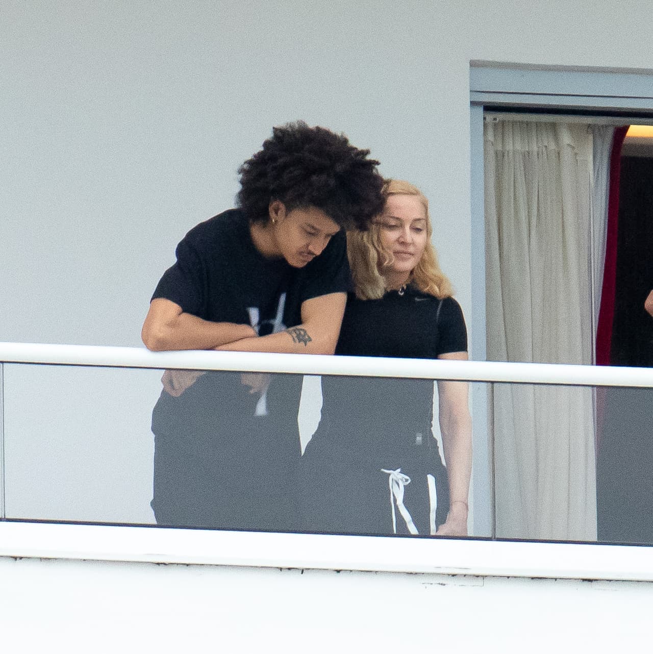 Madonna, de 61 años, lleva varios meses saliendo con el joven, quien es 36 años menor.
<br>