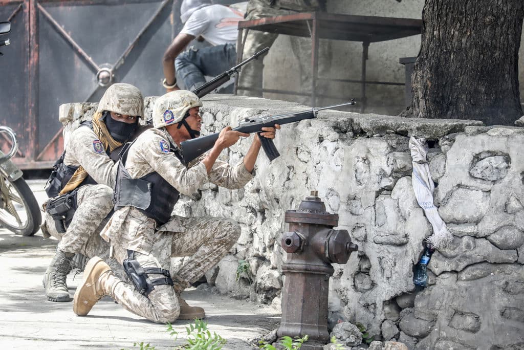 Las fuerzas de seguridad haitianas 
<b>intercambian disparos con hombres armados</b> cerca de la estación de Policía de Petionville en Puerto Príncipe.