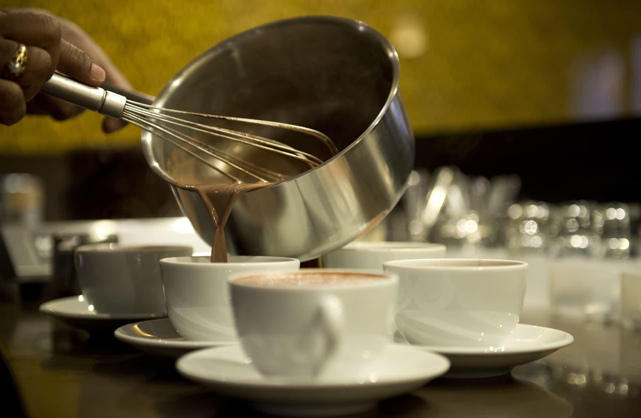El cacao natural es el que mantiene mejor sus propiedades potencialmente beneficiosas y se puede incorporar de muchas formas a la dieta: en batidos de frutas, mezclas de cereales naturales y con distintos tipos de leche y bebidas vegetales.