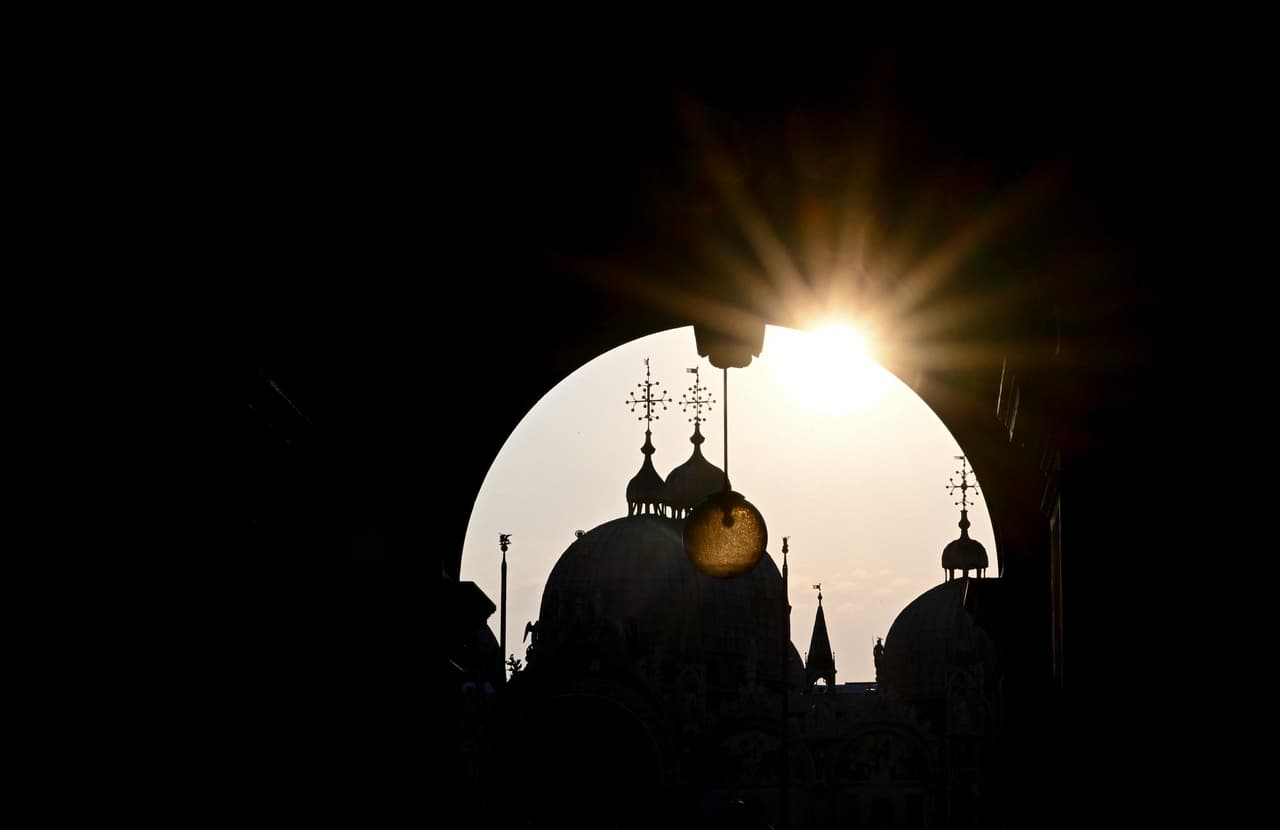 Vista de las cúpulas de la basílica de San Marcos al amanecer del 25 de junio de 2025, en Venecia. La ciudad de los canales se llenó de celebridades en superyates por la boda. 
<br>
<br>Los dirigentes locales desvinculan la elección de Bezos del 
<b>exceso de turismo contra el que ellos mismos tomaron múltiples medidas, como que los visitantes diarios paguen un boleto de entrada a la ciudad. </b>