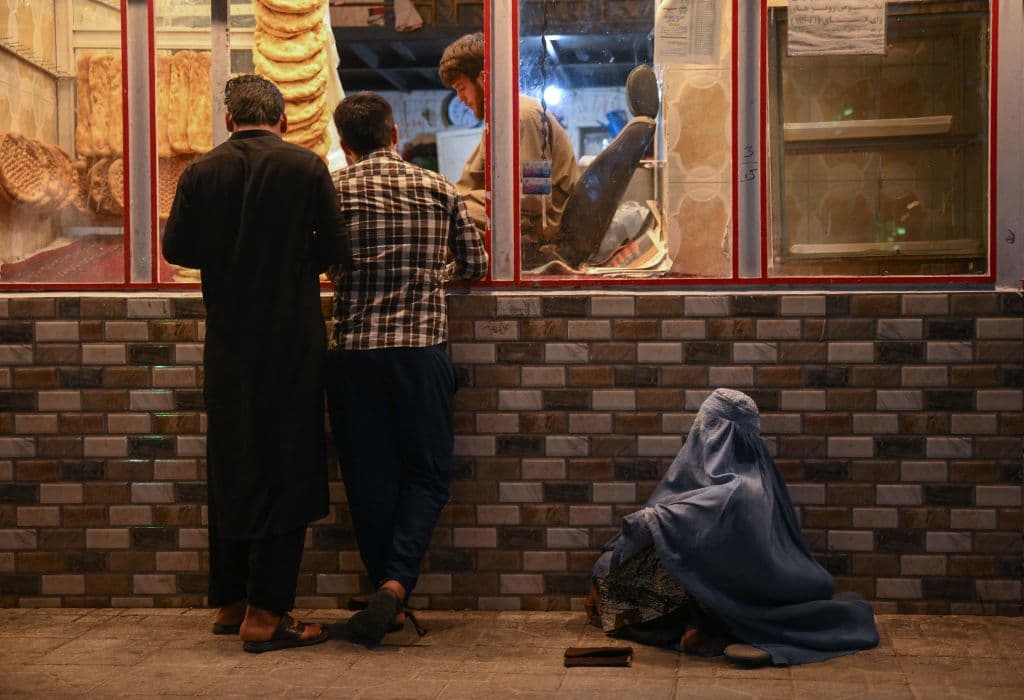 Afganistán es hoy un país más aislado y aún mucho más pobre. La mayoría de las mujeres han quedado fuera del mundo laboral, lo que las hace todavía 
<a href="https://www.univision.com/noticias/mundo/taliban-ordena-mujeres-burka-afganistan">más dependientes de los hombres de su familia</a>. Solo han podido conservar sus trabajos las que se dedicaban al sector sanitario y a la educación: porque 
<b>a las mujeres solo las pueden atender y enseñar mujeres</b>.