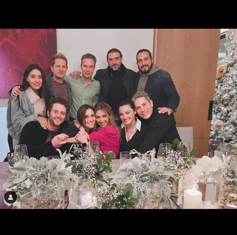 En las fotos se puede apreciar que algunos de los artistas acudieron acompañados de sus parejas. 
<br>