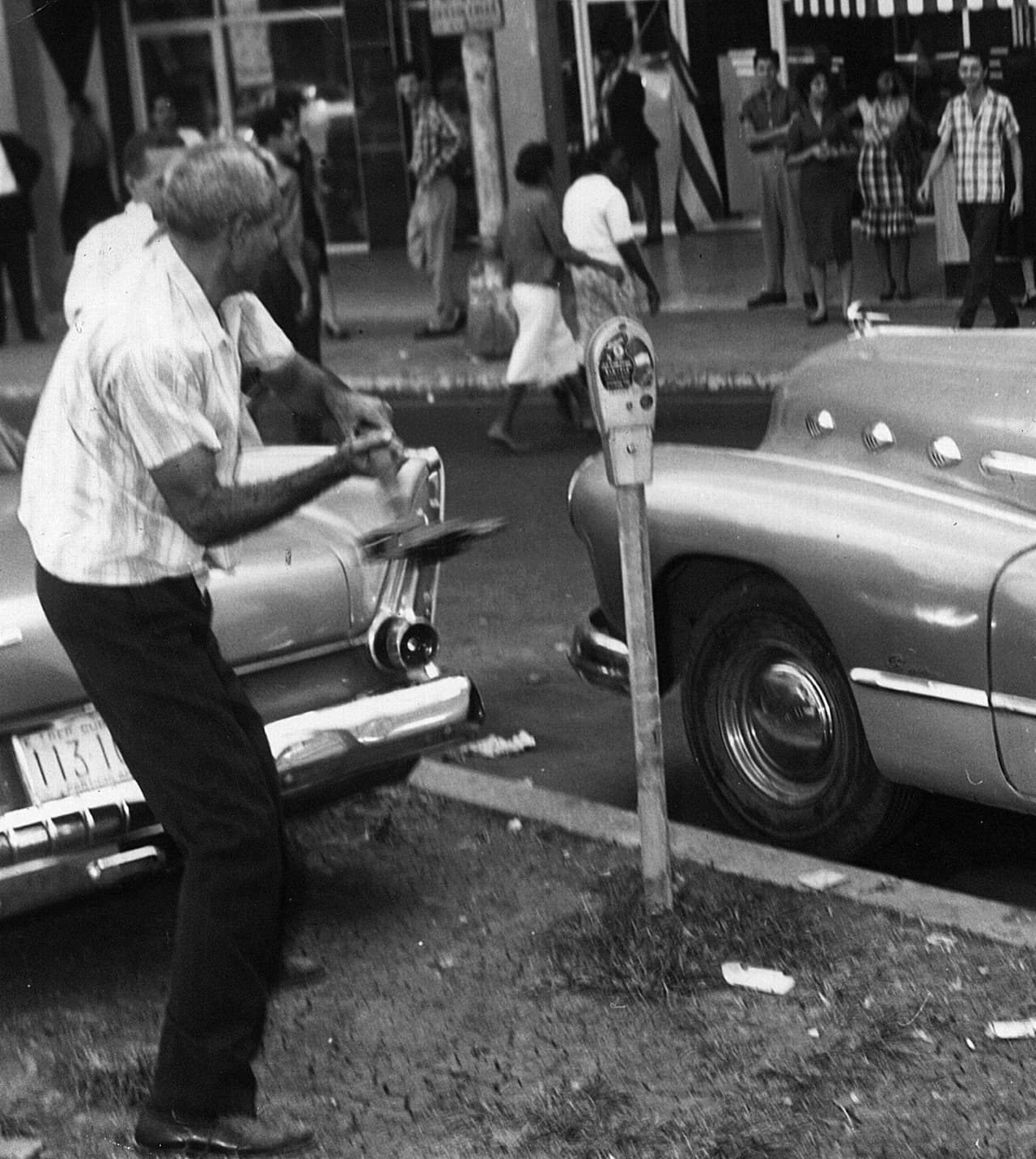 Un residente de La Habana cuando destruyó un parquímetro de la ciudad el 1 de enero de 1959. A mediados de 1960 
<a href="https://www.univision.com/noticias/noticias-de-eeuu/cronologia-de-las-relaciones-entre-estados-unidos-y-cuba">Cuba nacionalizó las empresas y bancos estadounidenses en la isla</a> y al mes siguiente EEUU decretó el embargo de las exportaciones cubanas, lo que supone el inicio del bloqueo comercial.