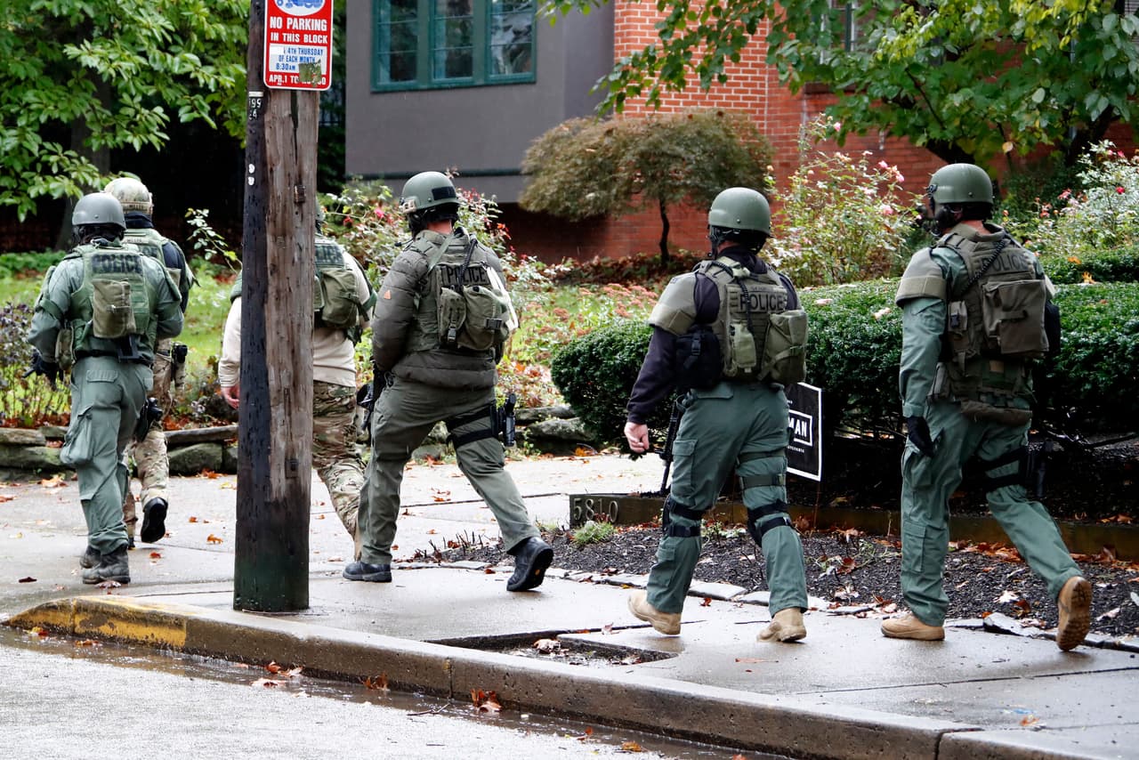 Por la mañana, un hombre irrumpió en la sinagoga Árbol de la Vida, en Pittsburgh, Pennsylvania, y comenzó a disparar. Al enterarse, las autoridades rodearon el templo. Según el fiscal general del estado, Josh Shapiro, 
<b>el atacante "reclamó por vidas inocentes" </b>durante una ceremonia de nombramiento de un bebé. Gene J. Puskar/AP