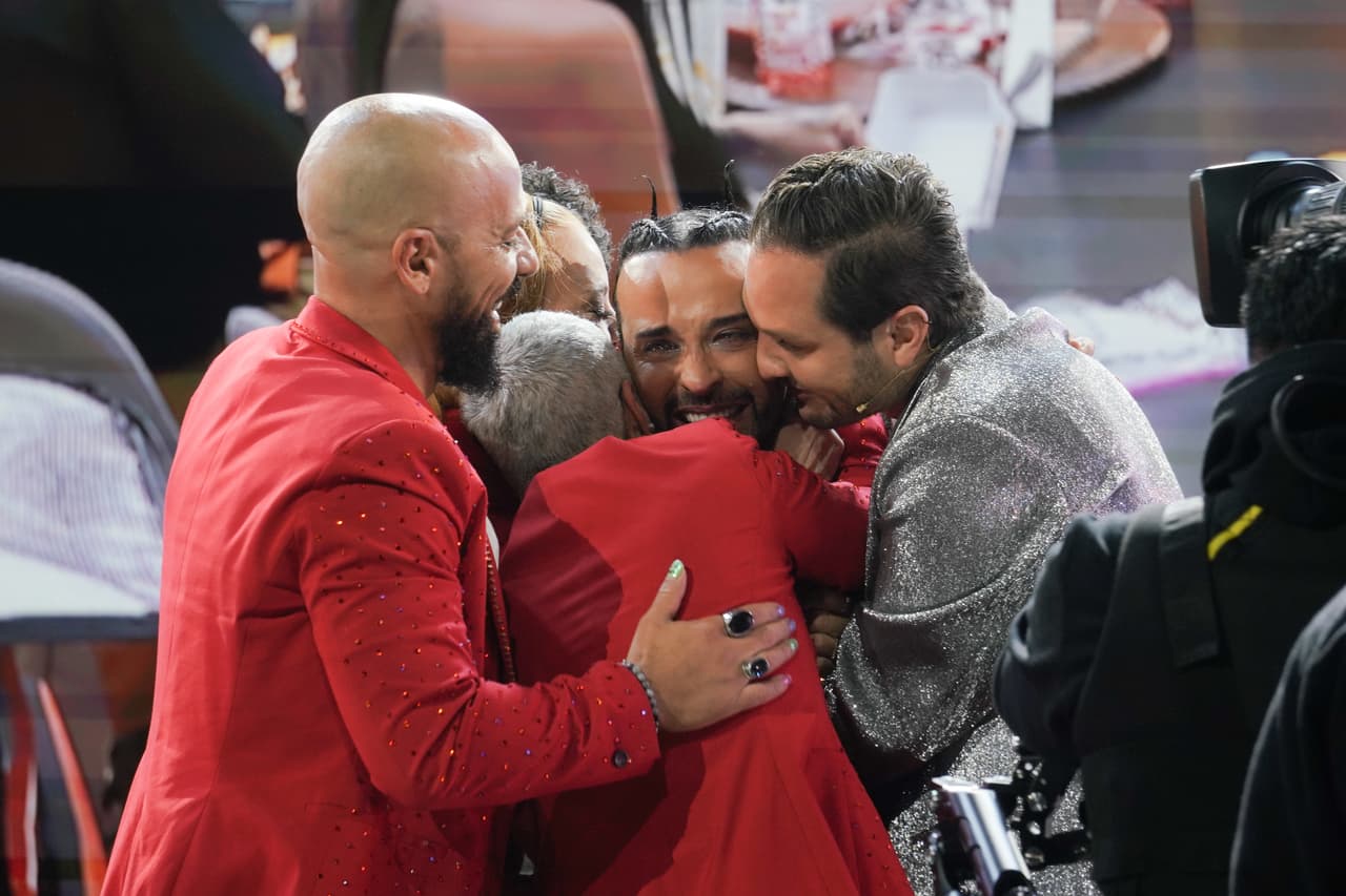 El momento cumbre fue cuando aparecieron sus hermanos de Kabah a abrazarlo, besarlo y decirle al oído lindos mensajes.