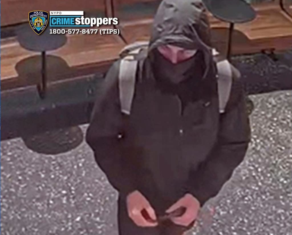 El Departamento de Policía de Nueva York (NYPD) difundió ayer miércoles estas primeras imágenes de vigilancia del sospechoso enmascarado acusado de asesinar a Brian Thompson.