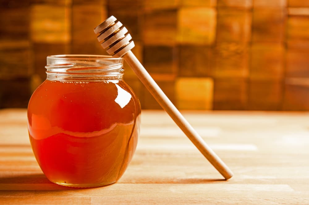 También añadiremos miel de abeja, el ingrediente básico para 'endulzar' tu relación.