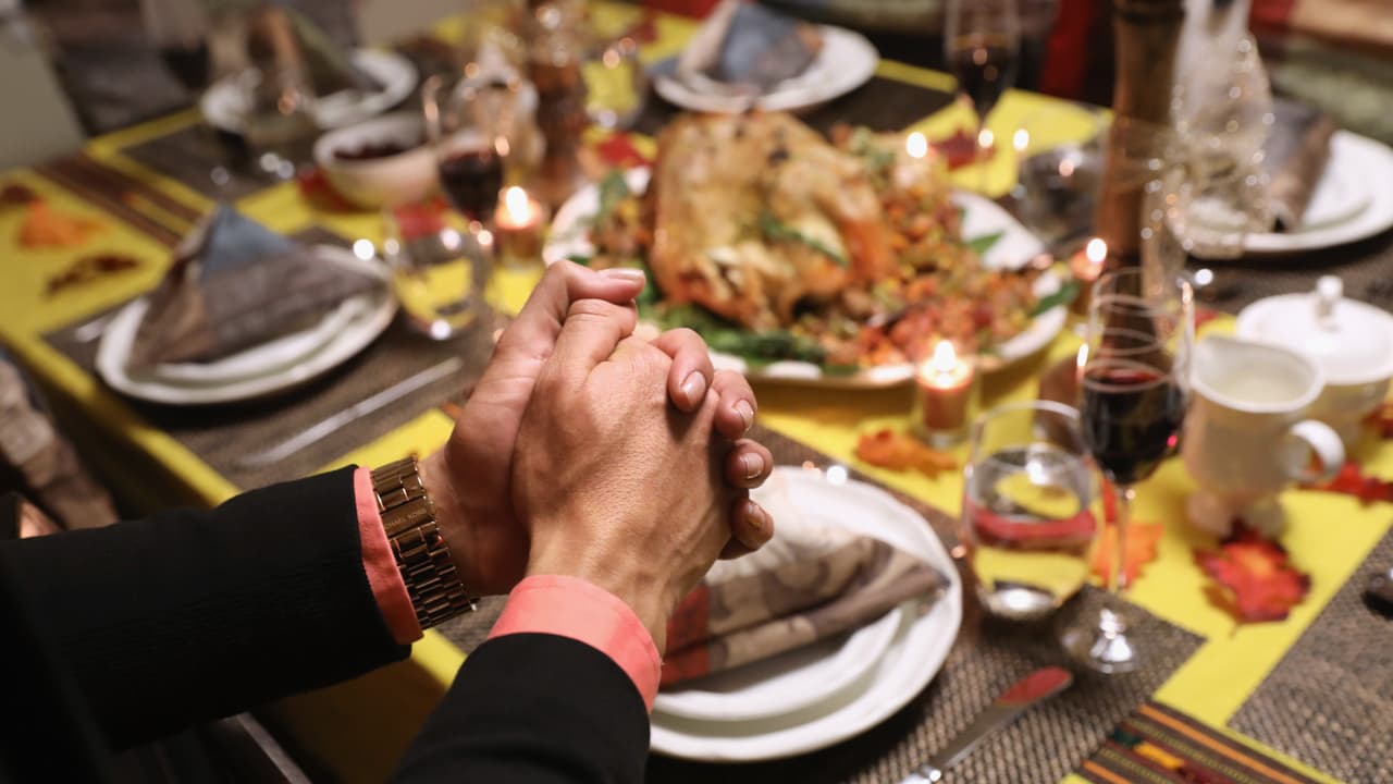 Otro punto que no ayuda, es que las fiestas navideñas están a la vuelta de las esquina y los funcionarios de salud temen que las reuniones familiares serán focos de nuevos contagios.