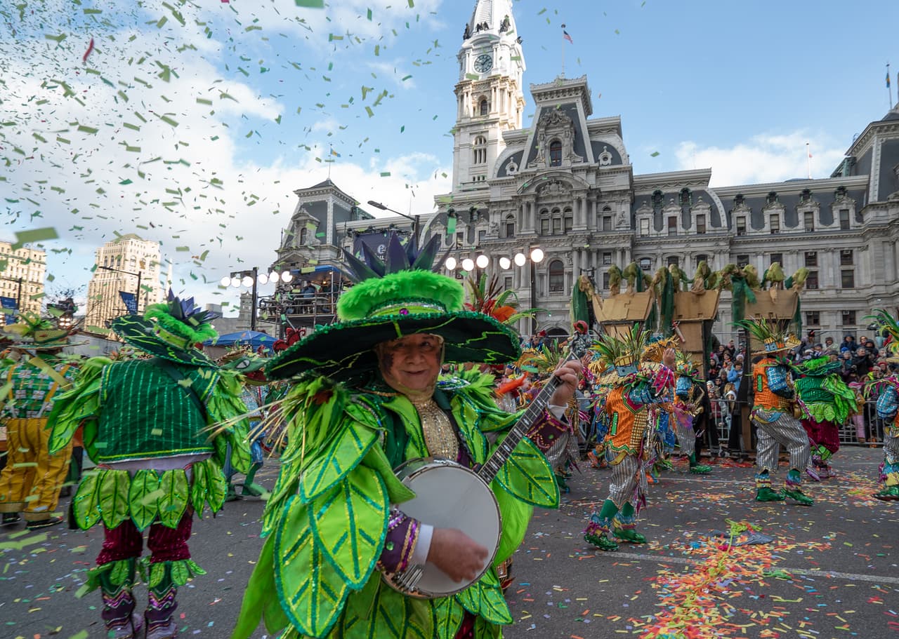 <b>Martes, 28 de diciembre de 2021: </b>Dos carriles de circulación en dirección este en 15th Street estarán cerrados desde John F. Kennedy Boulevard hasta South Penn Square a partir de las 7 a.m. del martes 28 de diciembre hasta las 7 a.m. del domingo 2 de enero para la carga de equipos y la preparación. 15th Street puede estar cerrada por completo por breves intervalos durante este período de tiempo.