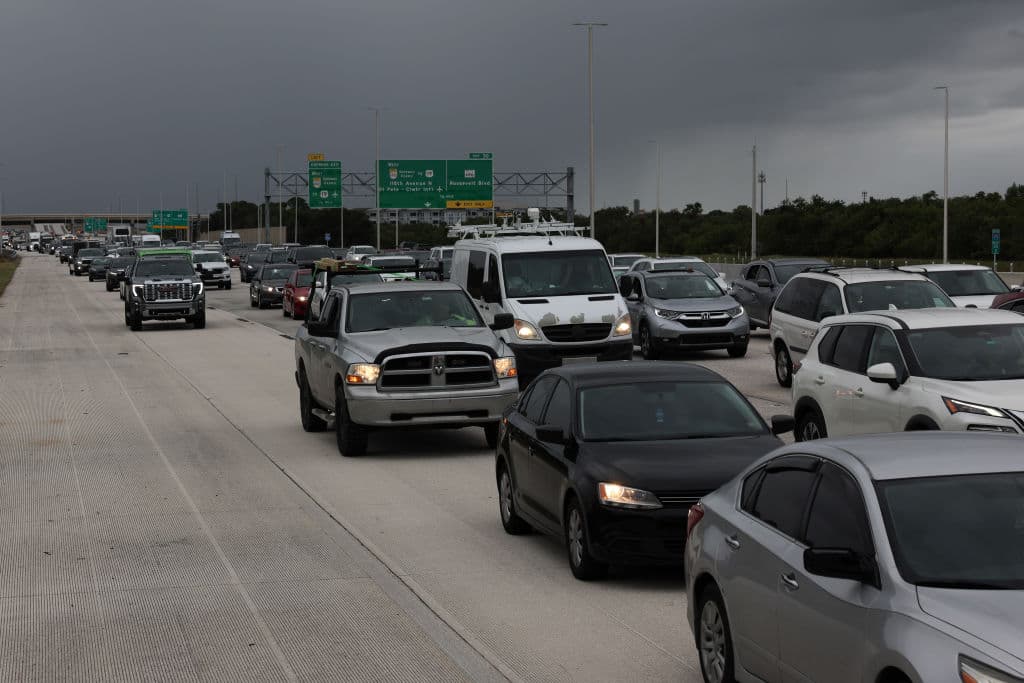 Tráfico denso en las carreteras de Florida con la evacuación de millones de personas ante la amenaza del huracán Milton.