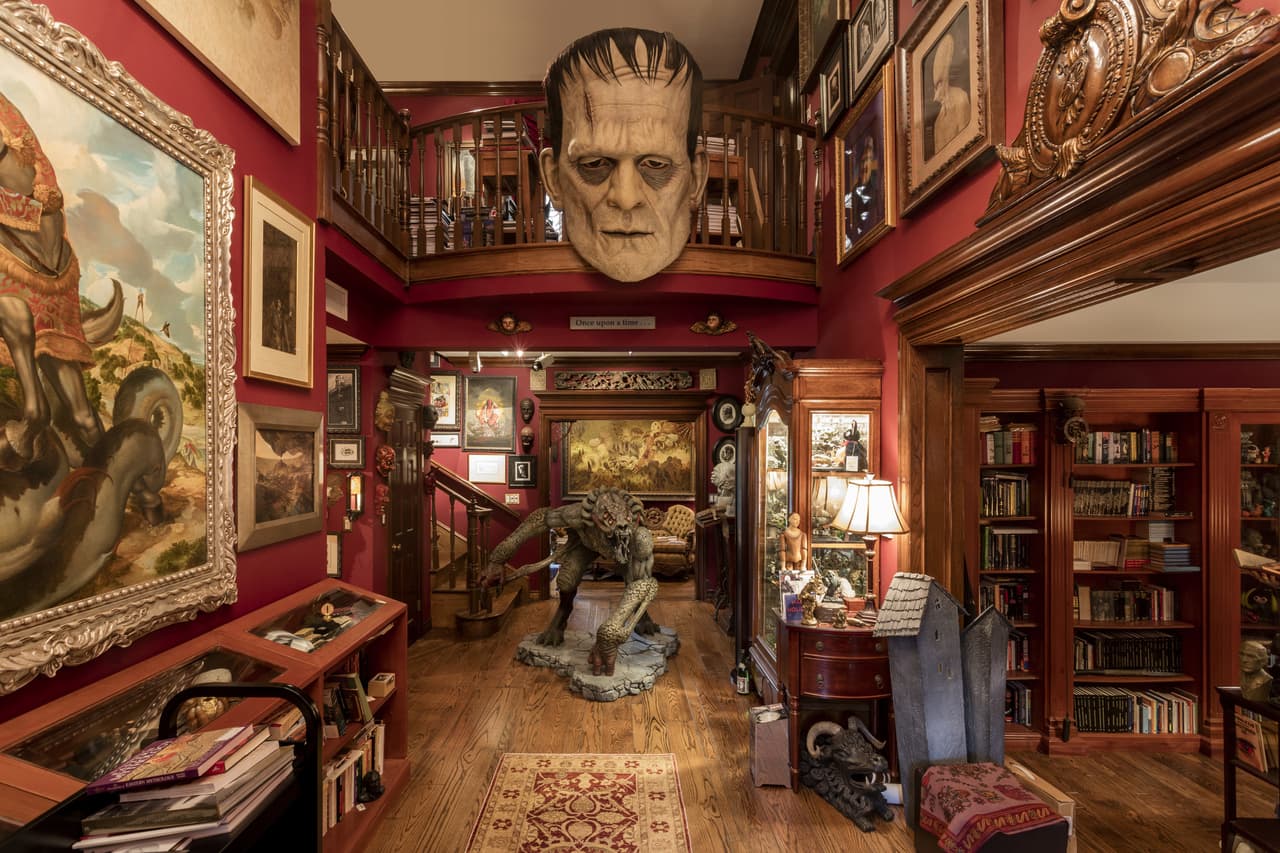 La exposición del cineasta mexicano está organizada en ocho secciones: Infancia e inocencia, Victoriana, Sala de la lluvia, Magia, alquimia y lo oculto, Película, cómics y cultura popular, Frankenstein y el horror, Freaks y monstruos y Muerte y el más allá.