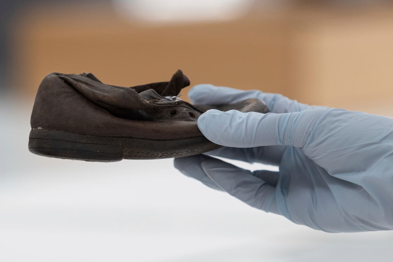 Una carrera contra el olvido: así es la dura tarea para restaurar 8,000 zapatos de los niños asesinados en Auschwitz 