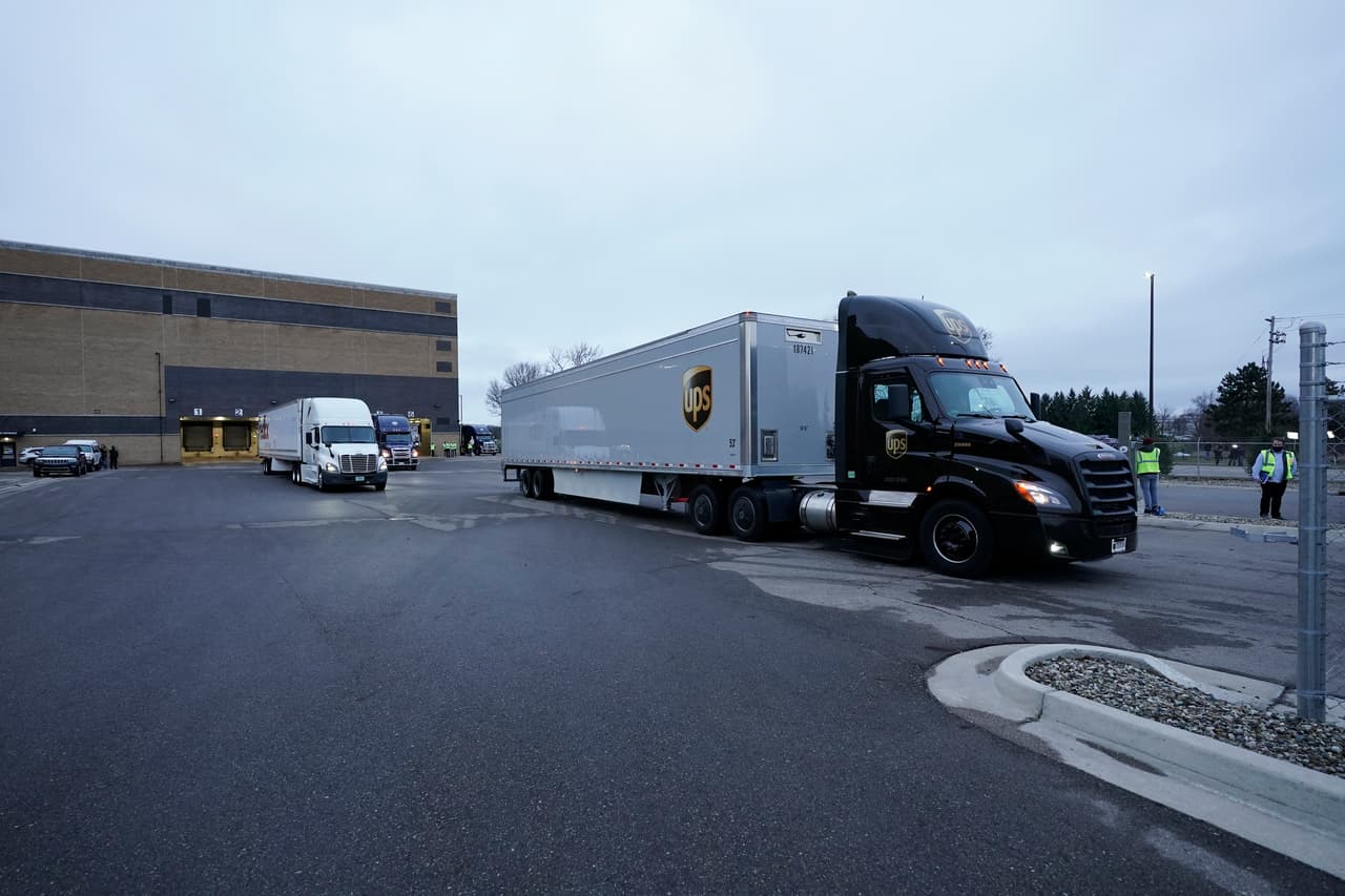 Los primeros camiones que transportan vacuna de Pfizer y BioNTech contra el covid-19 
<b>ya salieron hoy</b> de esas instalaciones, con destino a centros de distribución de todo el país.