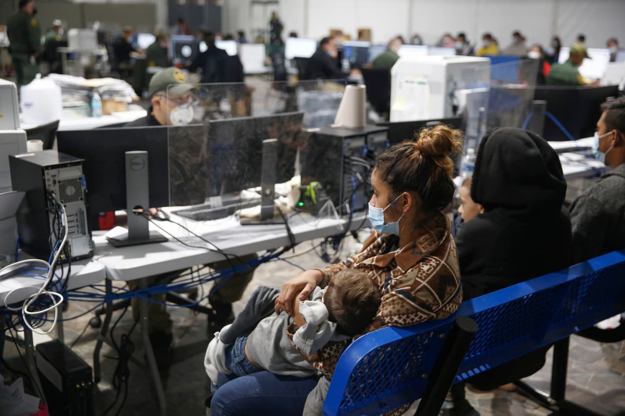 Familias migrantes esperan antes de ser llamadas por un oficial fronterizo en el centro de Donna, Texas. Si las personas entrevistadas tienen aviso para presentarse en un tribunal migratorio, son conducidas a una segunda sala, donde los agentes fronterizos les preguntan si tienen un contacto en EEUU 
<a href="https://www.univision.com/shows/noticiero-univision/ese-era-mi-sueno-conocer-a-mi-mama-menor-centroamericano-que-cruzo-solo-la-frontera-con-mexico-video" target="_blank">y les permiten llamarle si es así</a>. 
<br>