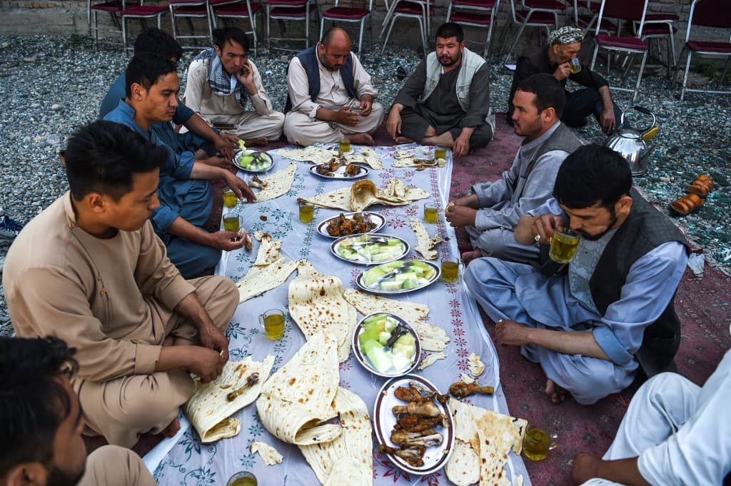 Una boda en 
<a href="https://www.univision.com/temas/afganistan">Afganistán</a> es un evento en donde tradicionalmente se dan cita centenares de personas y se celebran en lugares de grandes dimensiones. Los hombres en ocasiones están separados de mujeres y niños. En la imagen los miembros del personal del salón de bodas desayunan después del atentado del sábado.