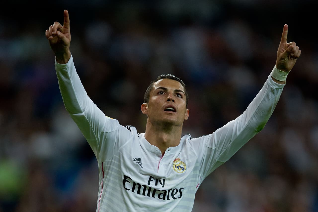 <b>Puesto 1. Cristiano Ronaldo, futbolista.</b>
<br>
<br>
<b>546.1 millones de seguidores en redes sociales.</b>
<br>
<br>Es la persona con más seguidores en Instagram y Facebook. 
<br>
<br>
<a href="https://www.instagram.com/cristiano/"><u>Instagram</u></a>: 303 millones de seguidores.
<br>
<br>
<a href="https://www.facebook.com/Cristiano"><u>Facebook</u></a>: 148 millones de seguidores.
<br>
<br>
<a href="https://twitter.com/Cristiano"><u>Twitter</u></a>: 92.3 millones de seguidores.
<br>
<br>
<a href="https://www.youtube.com/user/CristianoRonaldo"><u>Youtube</u></a>: 1.7 millones de seguidores.
<br>
<br>
<a href="https://www.tiktok.com/@cristiano.ronaldo_._?lang=en"><u>Tik Tok</u></a>: 1.1 millones de followers.