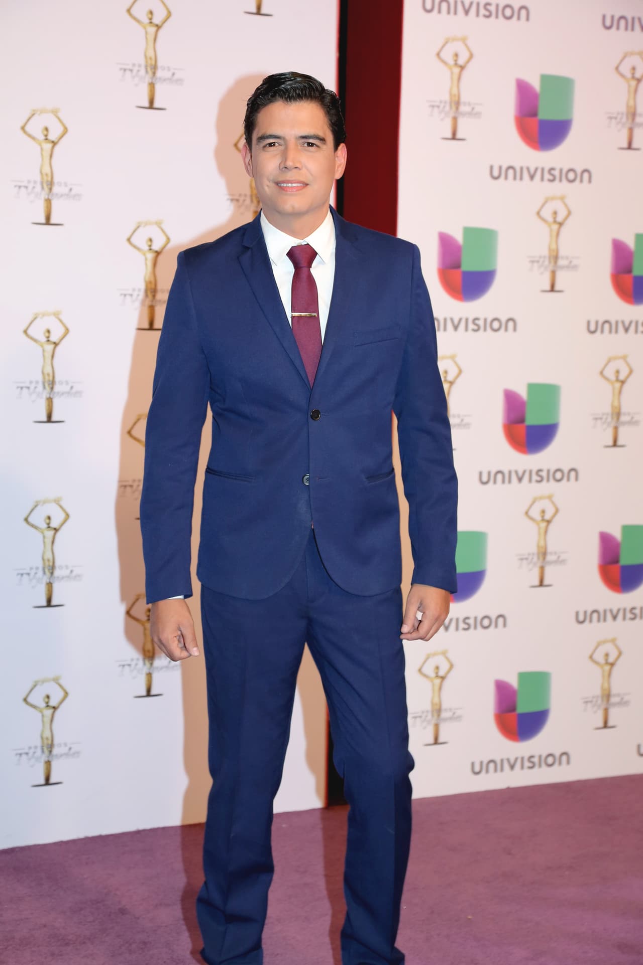 Nuestro querido 
<b><a href="http://www.univision.com/temas/codigo-segura">Orlando Segura</a></b> fue otro de los que eligió ir con la tendencia y vistió un traje azul.
