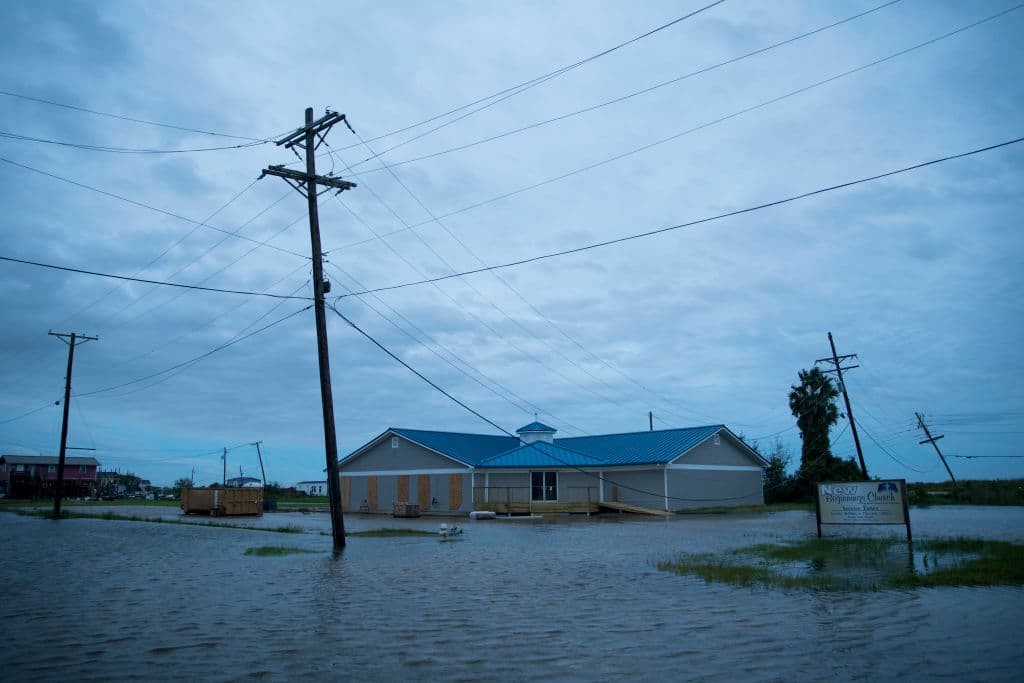 Además de las serias y peligrosas inundaciones, que los expertos dijeron que podrían tardar días en retirarse del todo, hay carreteras cortadas, arboles caídos y casas destruidas por doquier, según los primeros reportes.
